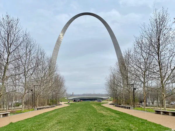 Spring Fever in February? St. Louis Set for a Sun-Drenched Monday